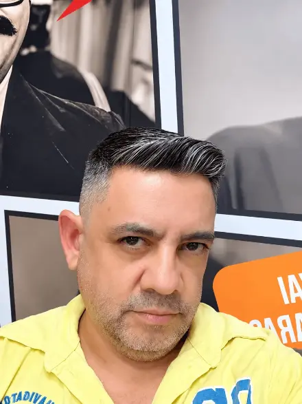Corte degradê com topete grisalho