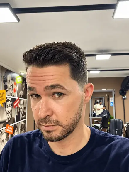 Corte degradê com barba alinhada