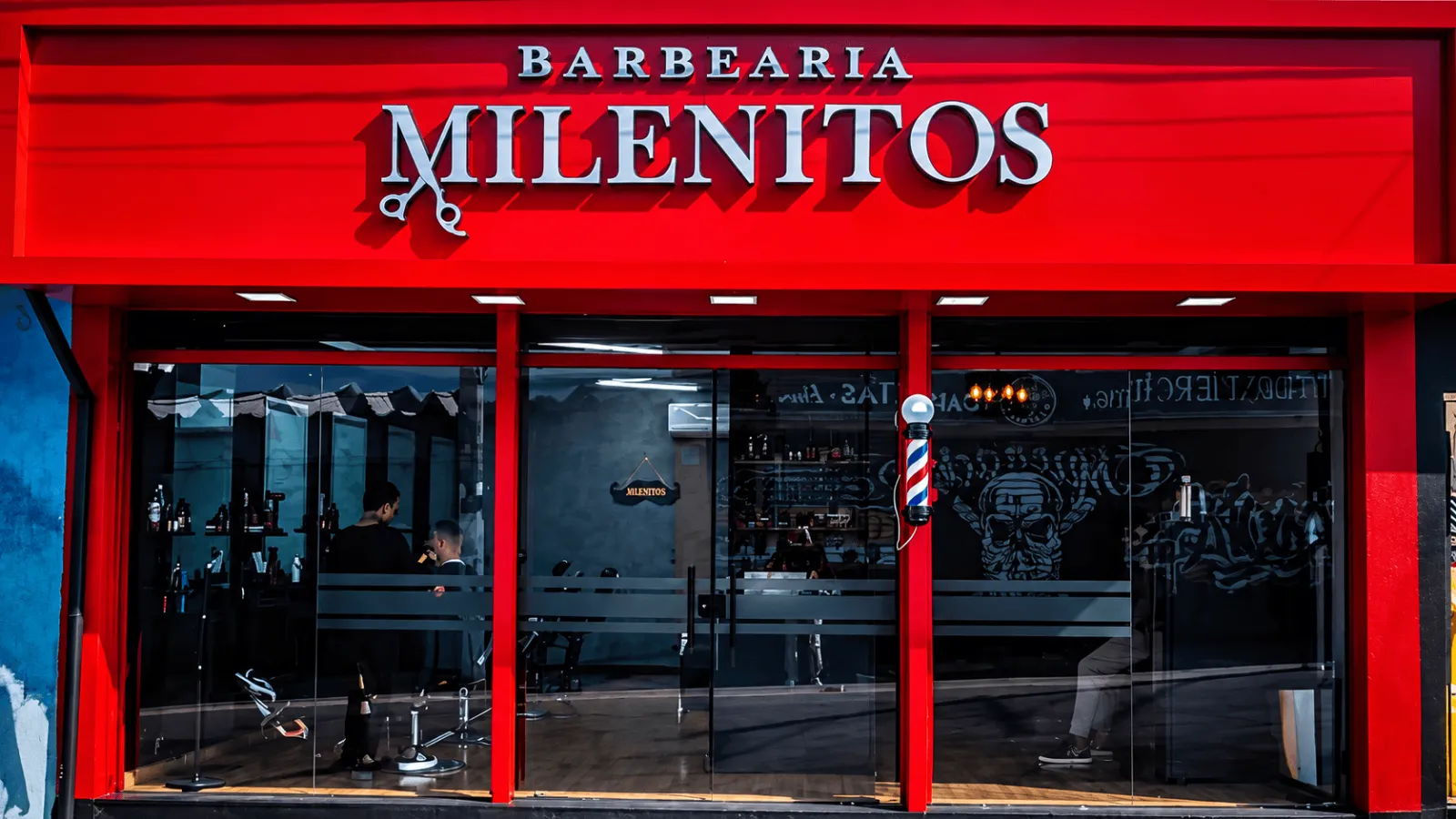 Fachada vermelha da Barbearia Milenitos